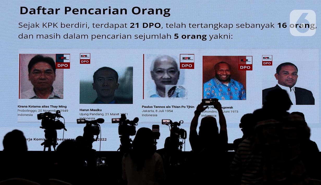 Pewarta mengabadikan layar monitor yang menampilkan wajah tersangka yang masih masuk dalam Daftar Pencarian Orang (DPO) saat rilis Kinerja dan Capaian Komisi Pemberantasan Korupsi (KPK) sepanjang 2022 di Gedung Merah Putih KPK, Jakarta, Selasa (27/12/2022). Hingga akhir 2022, KPK masih menyisakan dan memburu lima tersangka yang masuk dalam DPO. (Liputan6.com/Helmi Fithriansyah)