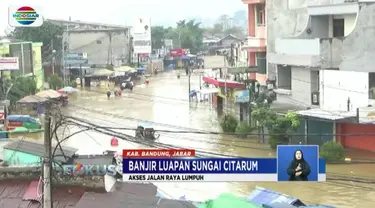 Air Sungai Citarum meluap, akses Jalan Raya Mohamad Toha, Bandung, Jawa Barat, terputus.