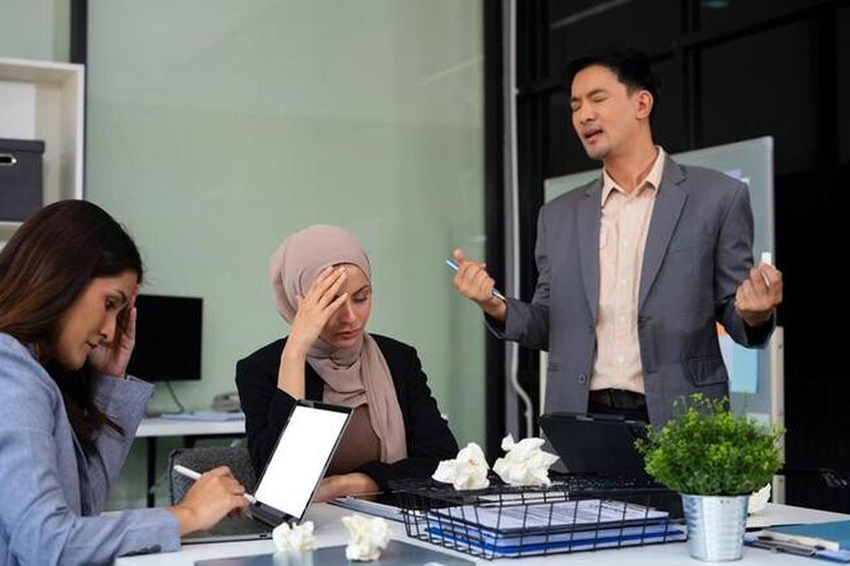 Bagaimana Tetap Profesional Saat Teman Sendiri Jadi Atasan: Lakukan 7 Strategi Ampuh Ini