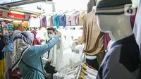 Calon pembeli memilih perlengkapan ibadah di pasar Tanah Abang Jakarta, Sabtu (17/4/2021). Saat bulan Ramadhan, umat muslim ramai berbelanja perlengkapan ibadah seperti, tasbih, sajadah, peci dan baju muslim untuk dipergunakan saat beribadah di bulan suci. (Liputan6.com/Faizal Fanani)