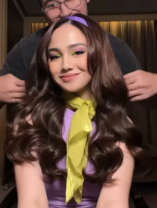 Kekasih El Rumi itu tampil cantik kenakan sleeveless dress ungu dengan scarf kuning dan bando ungu [@hairbyranggayusuf]