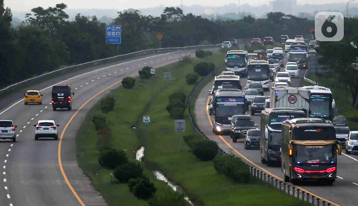 <p>Sejumlah kendaraan melintas di Jalan Tol Cikopo - Palimanan, Jawa Barat, Rabu (27/4/2022). Memasuki H-5 Lebaran, volume kendaraan di Jalan Tol Cikopo - Palimanan mengalami peningkatan signifikan yang mengakibatkan kemacetan pada sejumlah ruas jalan utama tol karena antrean kendaraan yang akan masuk rest area. (Liputan6.com/Herman Zakharia)</p>