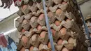 Ada juga faktor lain yang menyebabkan kenaikan harga telur, seperti usia ayam petelur di kandang yang mulai tua serta peremajaan. (Liputan6.com/Angga Yuniar)