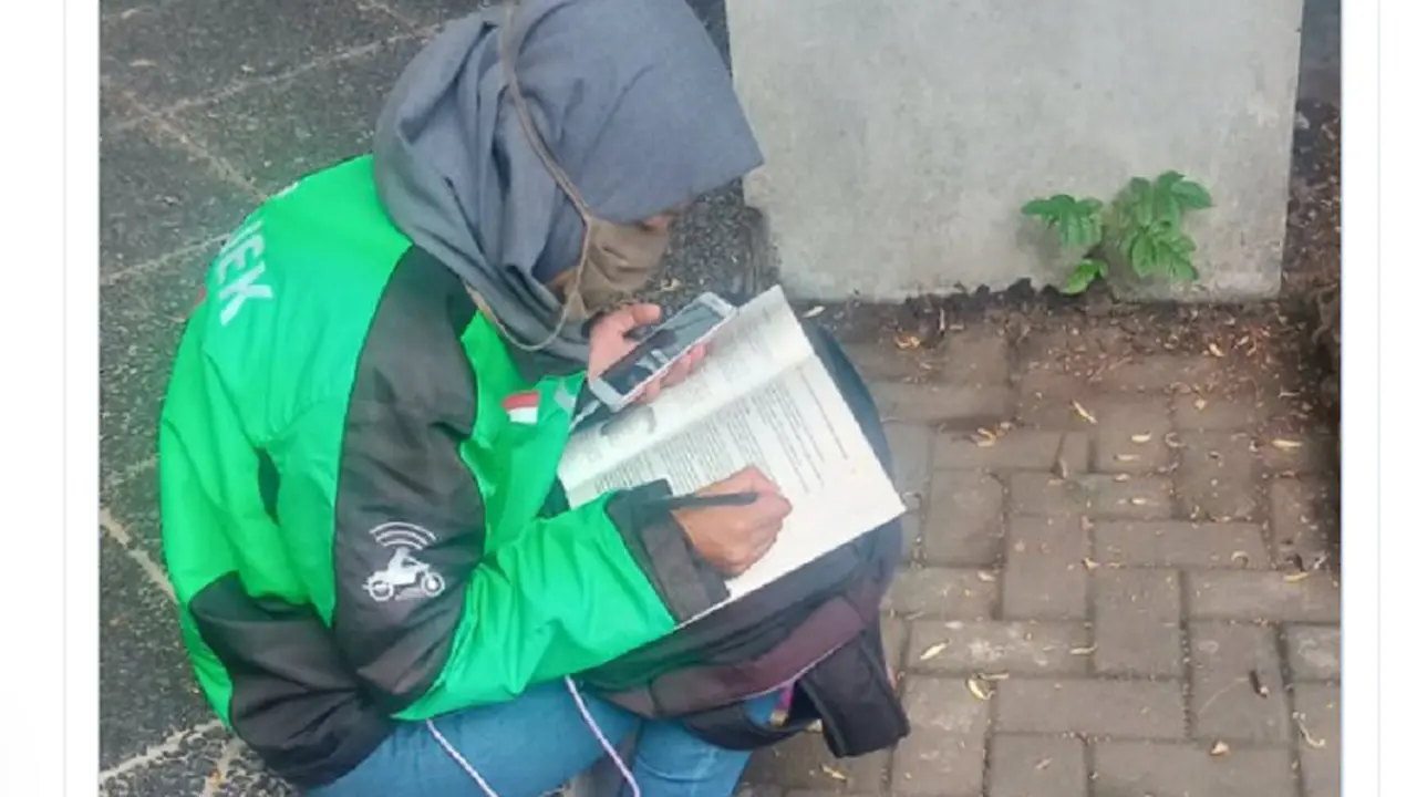 Viral Driver Ojek Online Wanita Belajar di Sela Bekerja, Banjir Pujian Warganet