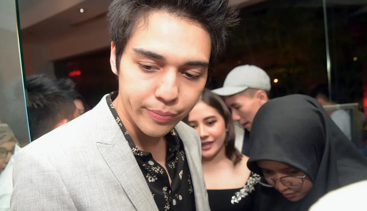 Sang kekasih, Maxime Bouttier yang terlihat hadir dalam gala premiere Danur 2 : Maddah di XXI Epicentrum, Kuningan, Jakarta Selatan, Kamis (22/3) malam. (Nurwahyunan/Bintang.com)