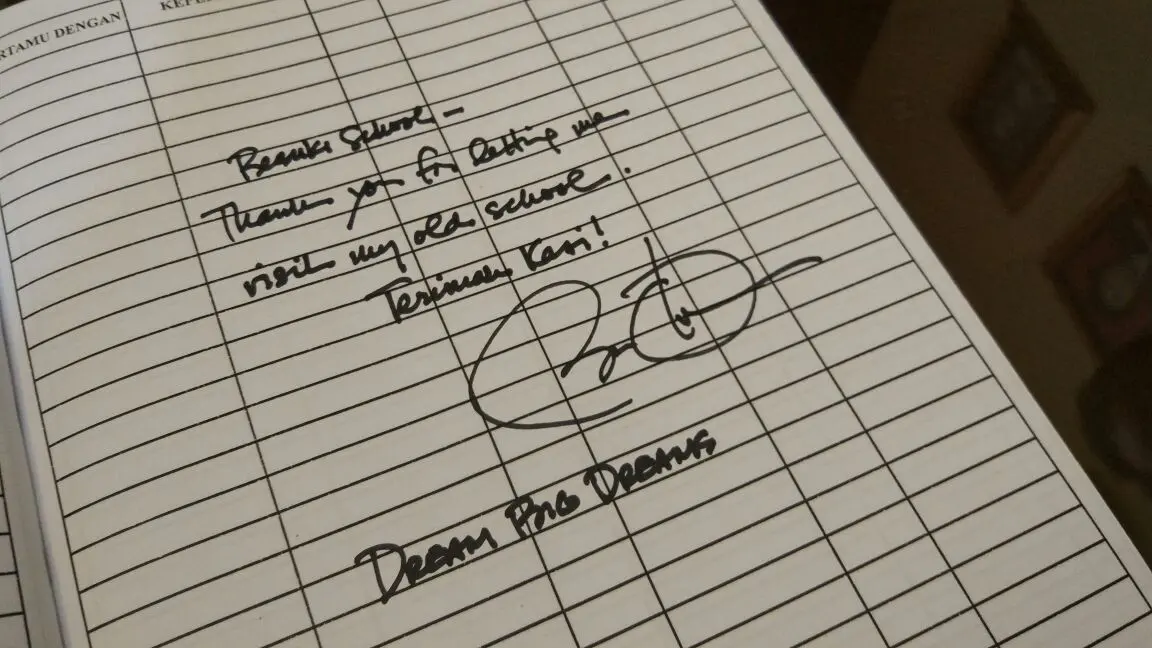 Pesan dan tanda tangan Barack Obama di buku tamu SDN Menteng 01 Jakarta. (Liputan6.com/Citra Dewi)