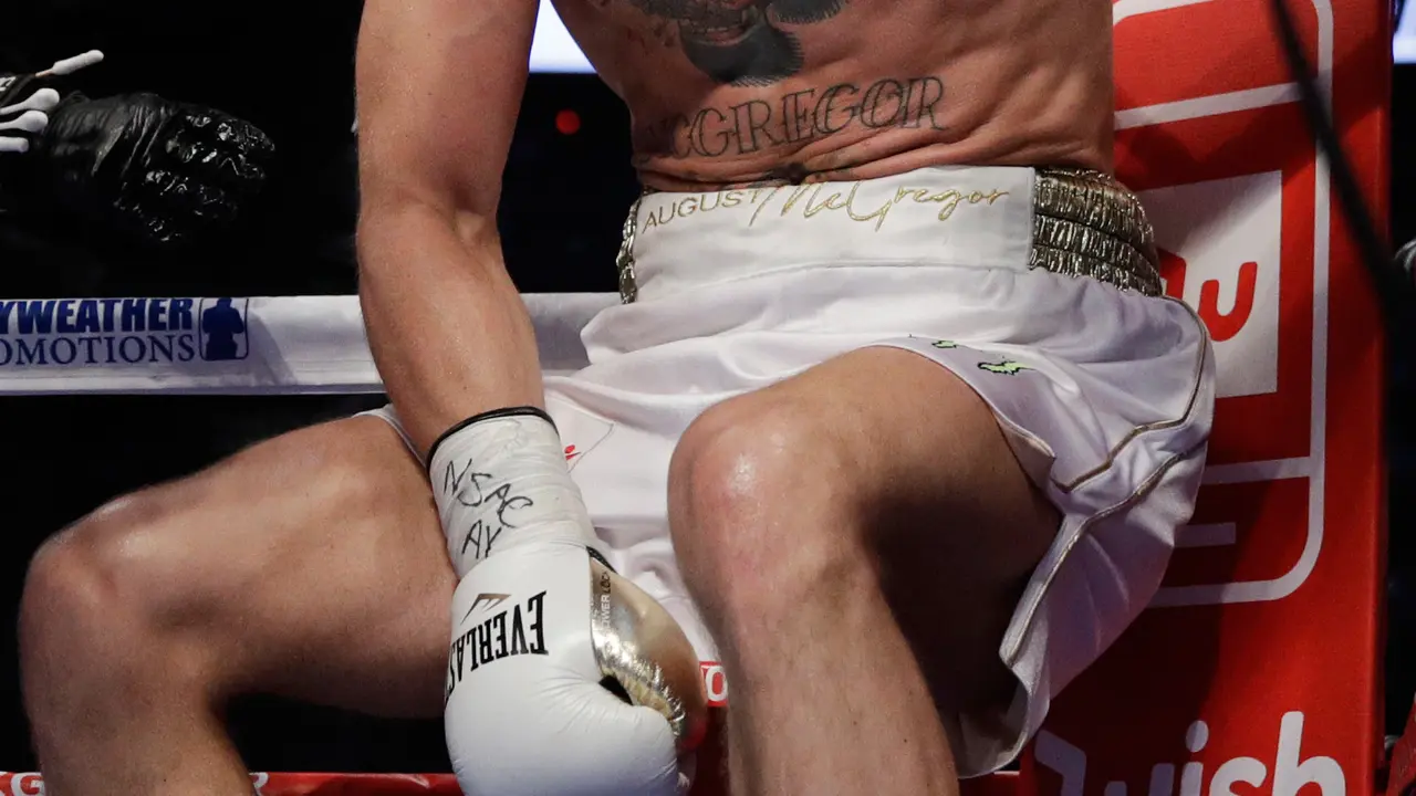 Conor McGregor mengaku keletihan pada pertarungan melawan Floyd Mayweather Jr. (AP Photo/Isaac Brekken)