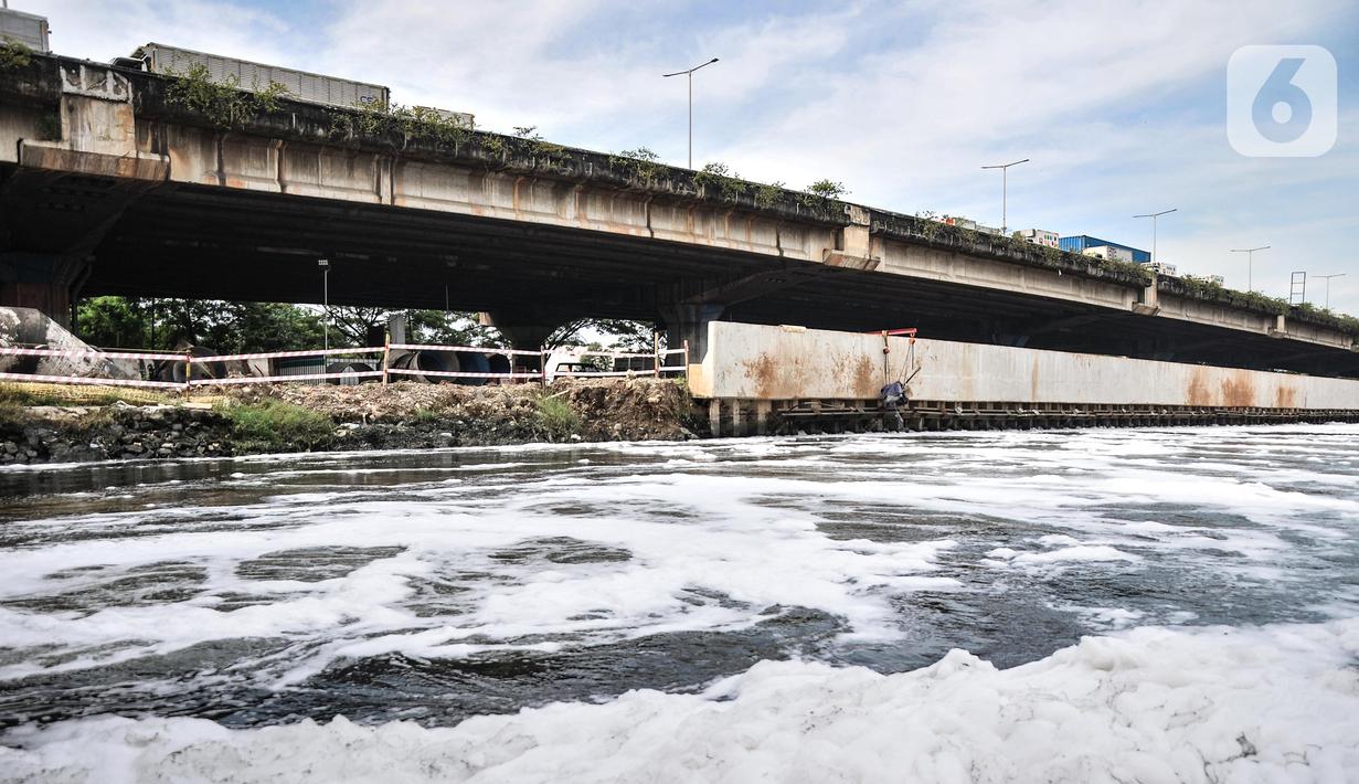 Kondisi limbah busa yang mencemari Kali Ancol, Jakarta Utara, Rabu (16/3/2022). Munculnya busa tersebut diduga berasal dari limbah rumah tangga dan industri akibat belum efektifnya Instalasi Pengolahan Air Limbah (IPAL). (merdeka.com/Iqbal S. Nugroho)