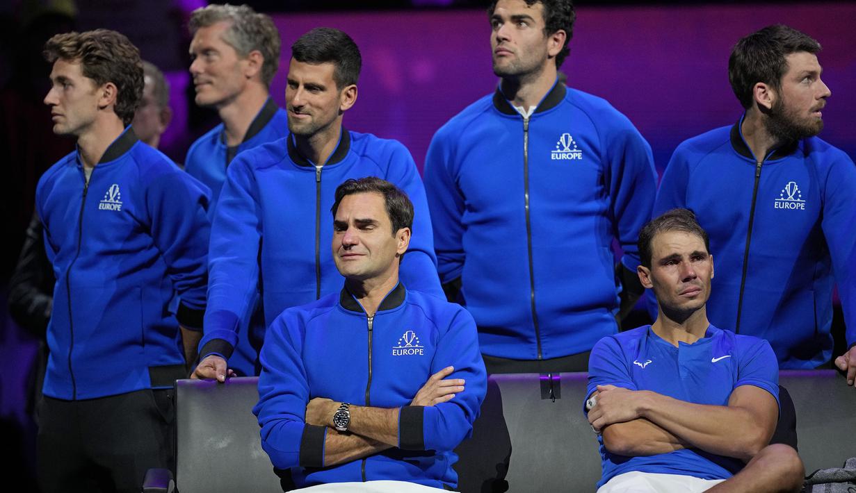 Federer tergabung ke dalam Tim Eropa. Ia berpasangan dengan Rafael Nadal dan sayangnya harus mengakui kekalahan usai melawan pasangan Jack Sock dan Frances Tiafoe dari Tim Dunia di arena O2 di London. (AP/Kin Cheung)