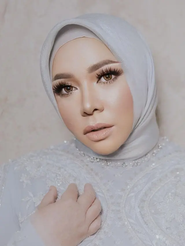 6 Potret Terbaru Melly Goeslaw yang Terlihat Makin Kurus, Banjir Pujian