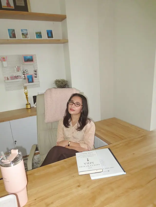 6 Inspirasi Outfit Baju Kantor Ala Prilly Latuconsina, Kasual hingga Formal