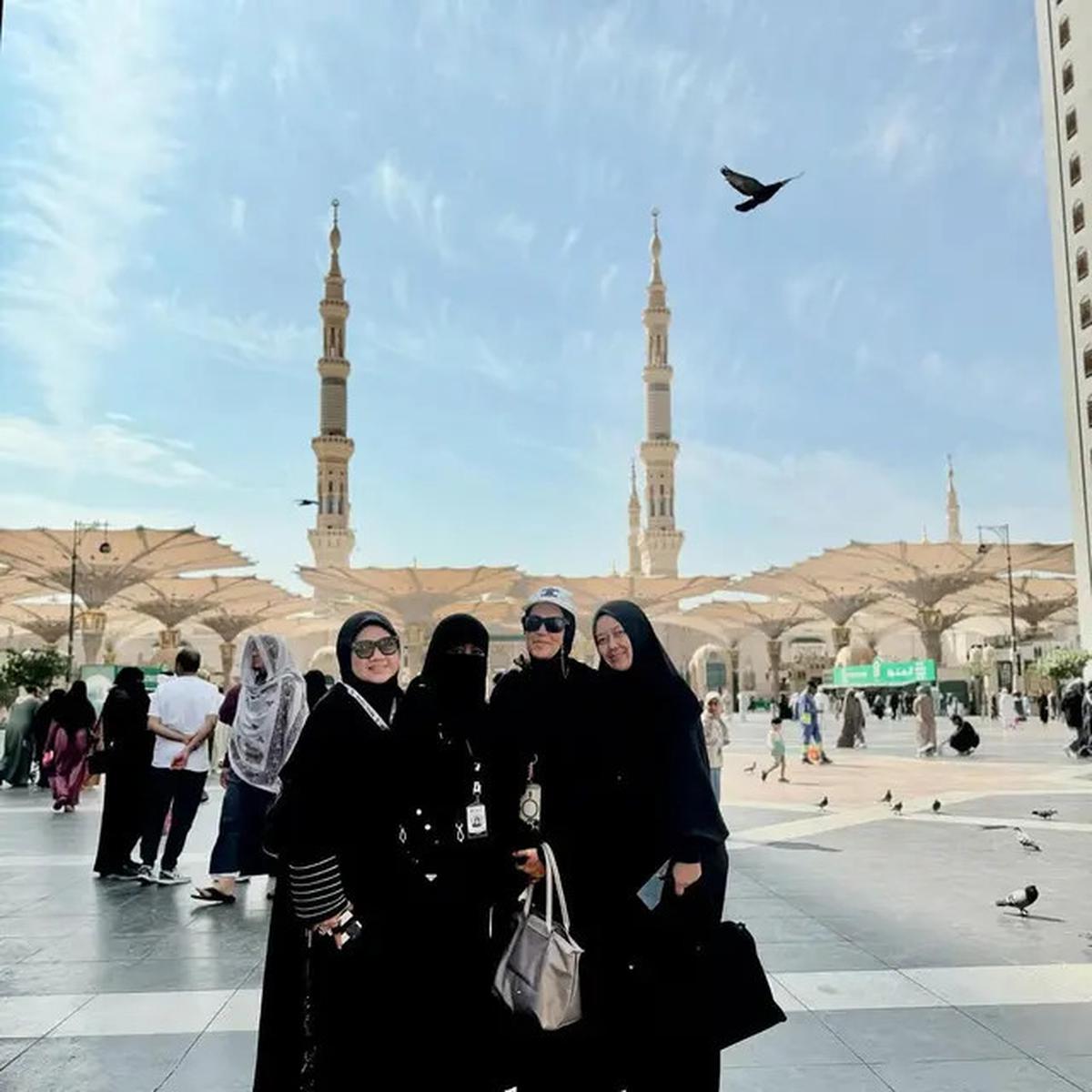 7 Artis Umrah Jelang Puasa Ramadhan 2025, Sintya Mariska Berdoa Hadiahi Ibu Cucu
