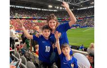 Potret Seru Carissa Puteri Nonton Langsung Euro di Esprit Arena Dusseldorf, Dua Putra Gantengnya Curi Perhatian