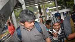 Mantan Dirut Utama maskapai penerbangan Citilink Indonesia saat ditanya sejumlah wartawan usai menjalani pemeriksaan di Gedung KPK, Jakarta, Kamis (2/2). Albert Burhan diperiksa sebagai saksi dengan tersangka ESA. (Liputan6.com/Helmi Afandi)