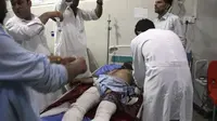 Seorang pria yang terluka menerima perawatan di rumah sakit setelah adana ledakan bom mobil bunuh diri dan serangan oleh beberapa pria bersenjata di Jalalabad, sebelah timur Kabul, pada hari Minggu. (AP)