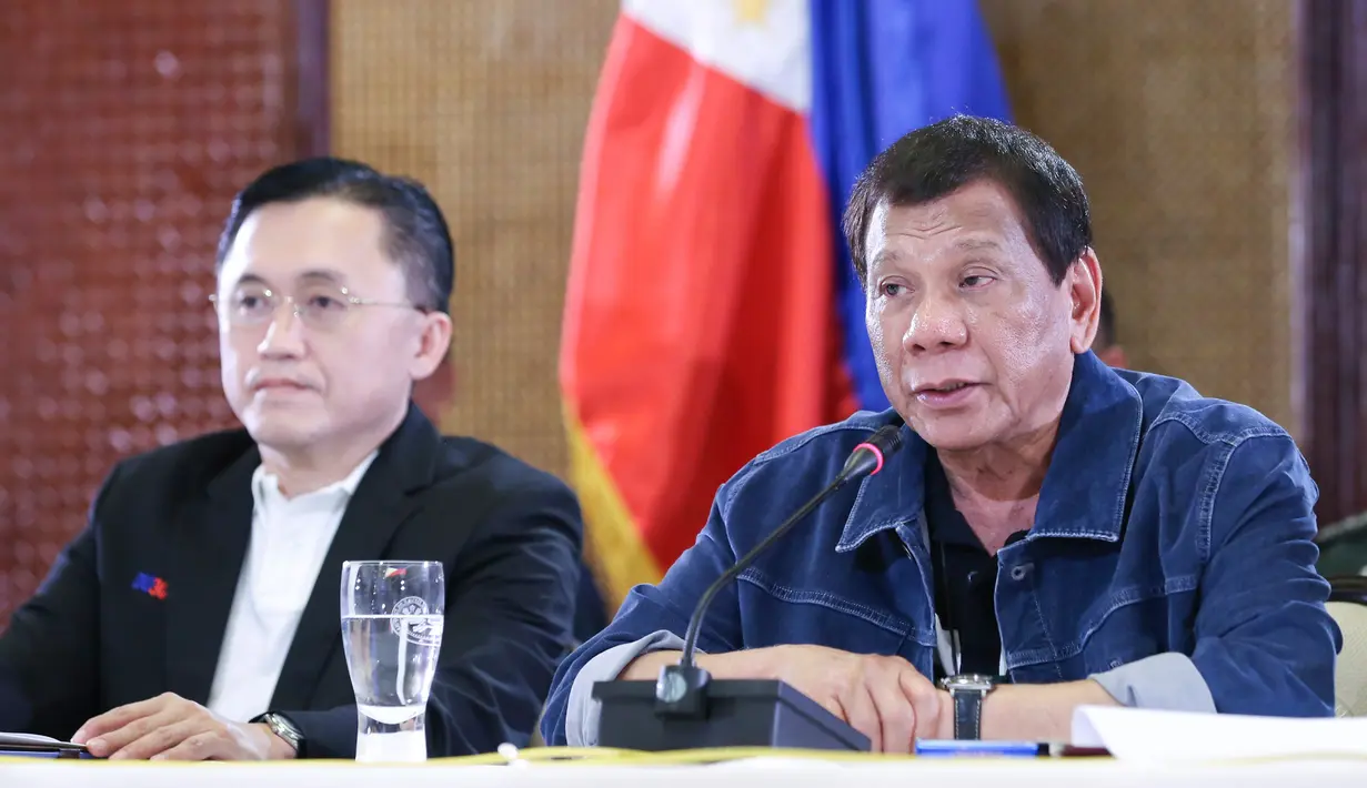 Presiden Filipina Rodrigo Duterte (kanan) menyampaikan pidato di Istana Presiden Malacanang, Manila, Kamis (12/3/2020). Filipina melarang pertemuan massal, penutupan sekolah, dan karantina masyarakat di Manila. (Richard Madelo/Malacanang Presidential Photographers Division via AP)