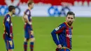 Striker Barcelona, Lionel Messi, saat melawan Sevilla pada laga leg pertama semifinal Copa del Rey di Estadio Ramon Sanchez Pizjuan, Kamis (11/2/2021). Barcelona tumbang dengan skor 2-0. (AP/Angel Fernandez)