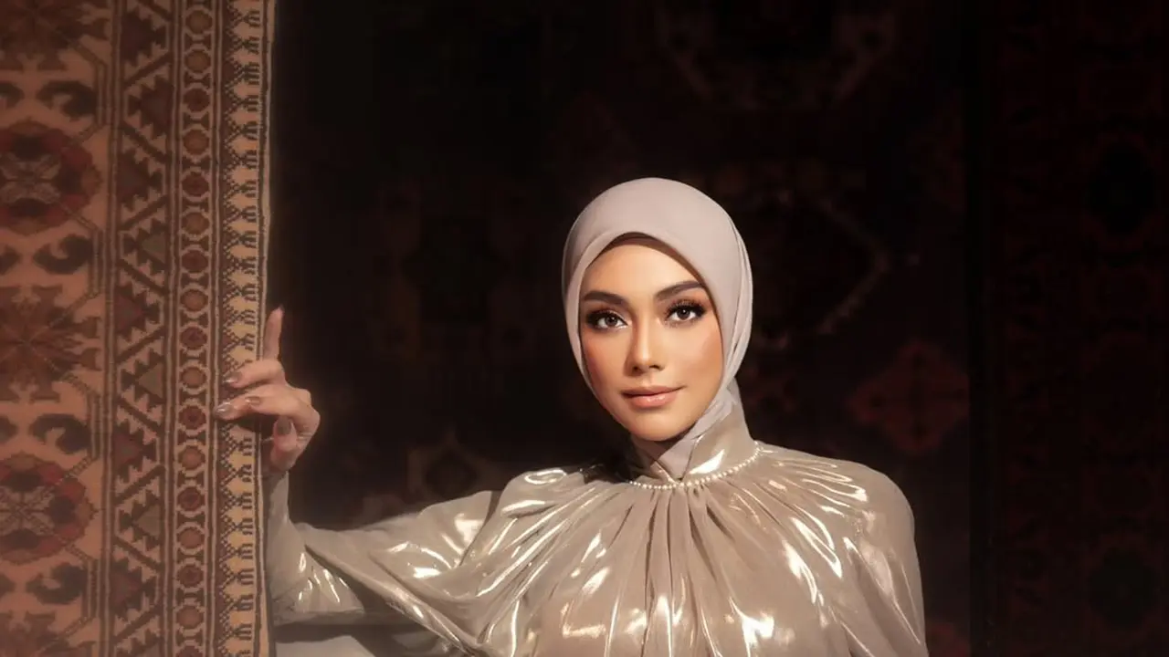Celine Evangelista Pakai Gaun Cape Elegan