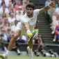 Petenis Spanyol, Carlos Alcaraz berusaha mengembalikan bola saat menghadapi petenis Serbia, Novak Djokovic pada laga final tunggal putra turnamen tenis Grand Slam Wimbledon 2023 di All England Lawn and Tennis Club, London, Minggu (16/7/2023) malam WIB. (AP Photo/Kirsty Wigglesworth)