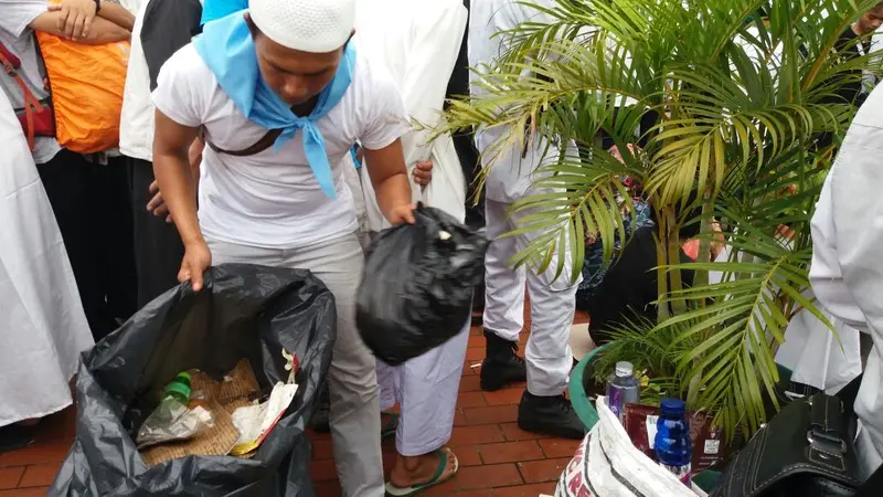 Relawan dari Da'arut Tauhid Bandung