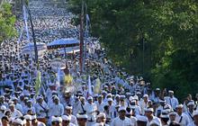 FOTO: Penampakan Ribuan Umat Hindu Berjalan Kaki Sejauh 15 KM Menuju Pura Uluwatu Bali
