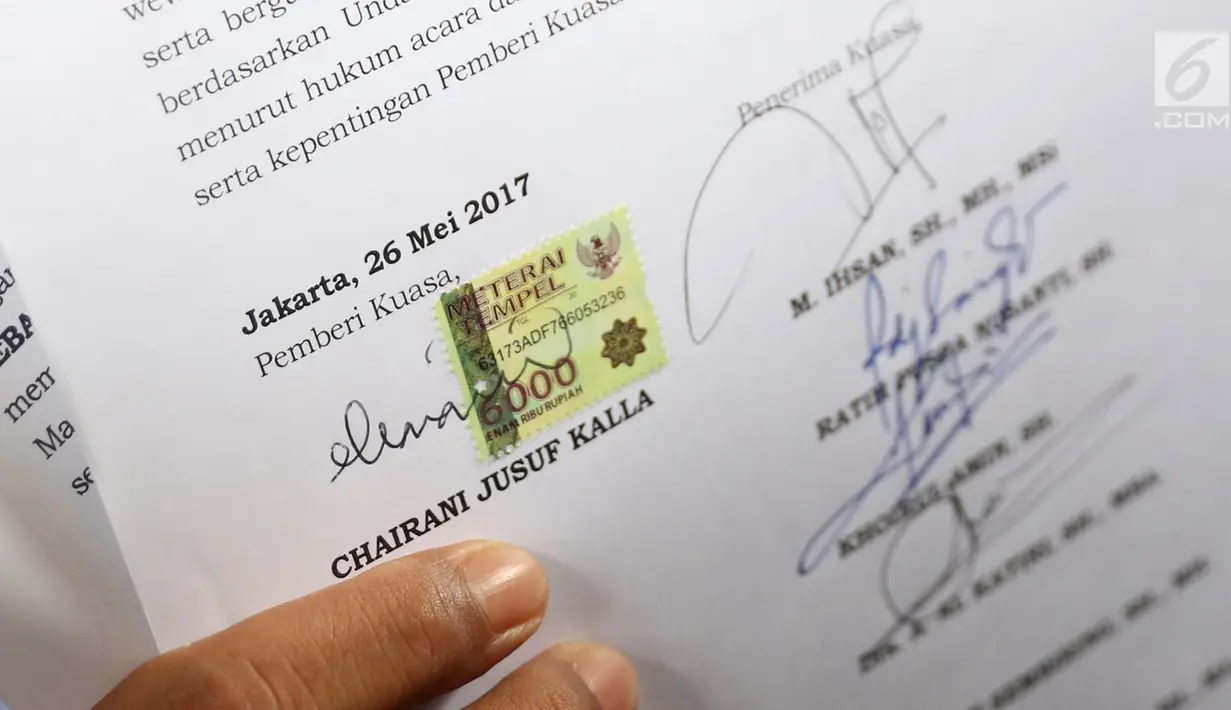 Perwakilan Advokat Peduli Kebangsaan menunjukan surat kuasa dari putri bungsu Wapres Jusuf Kalla, Chairani Kalla, di Bareskrim Polri, Senin (29/5). Keluarga JK melaporkan Silfester Matutina atas dugaan pencemaran nama baik (Liputan6.com/Immanuel Antonius)