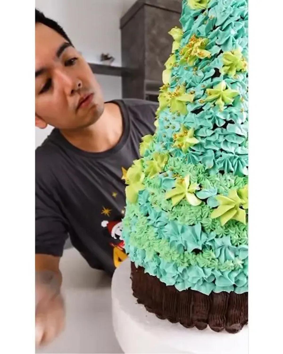 6 Potret Nicky Tirta Bikin Kue Pohon Natal Ukuran Besar, Memukau Sayang Dimakan