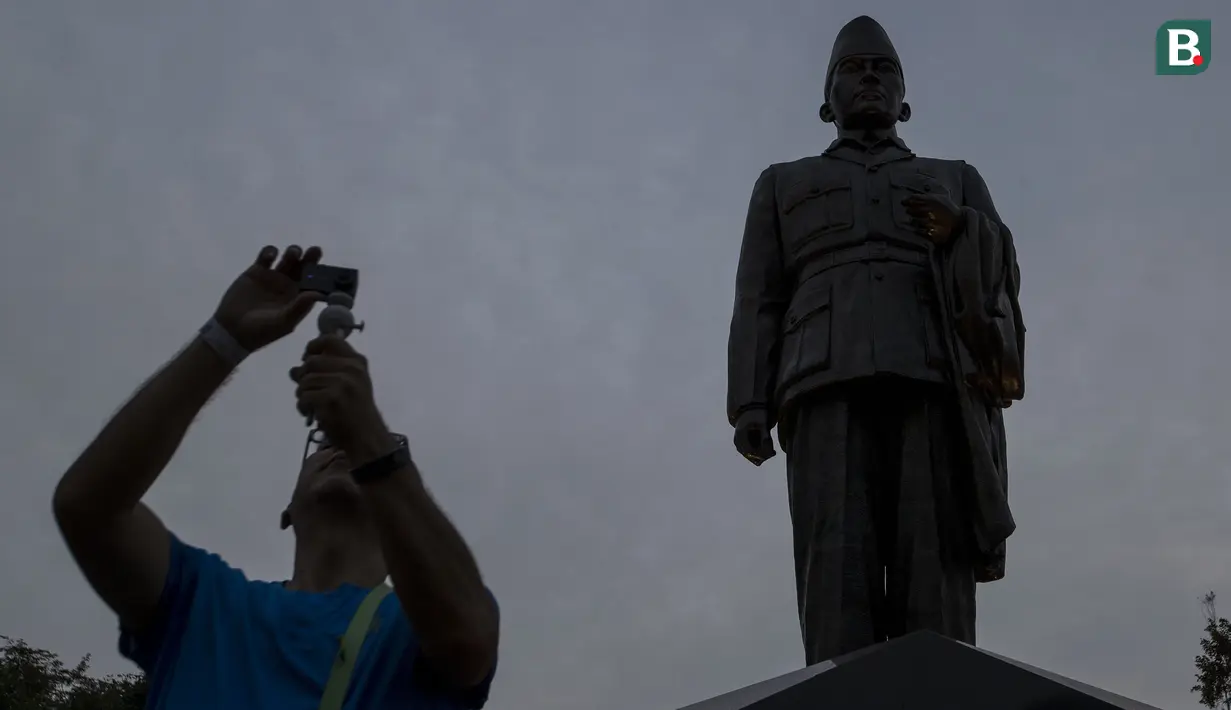 Pengunjung selfie di depan Patung Soekarno yang berada di area Festival Asian Games 2018 pada hari Sabtu (1/9/2018) di kawasan Gelora Bung Karno, Senayan Jakarta. (Bola.com/Peksi Cahyo)