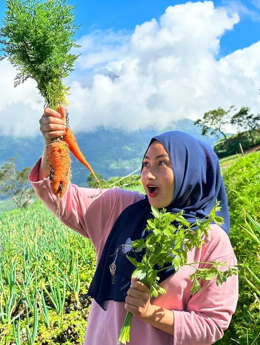 Sebagai petani, ia juga rajin ke ladang untuk merawat tanamannya. Mulai dari panen talas, kentang, bawang merah, brokoli, dan masih banyak tanaman kebun lain.  [Instagram/novilisty_]