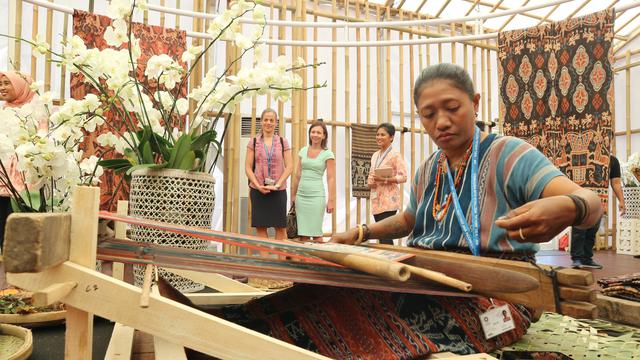 Tenun Maumere Simbol Kesuburan Ramaikan Pertemuan Tahunan IMF-Bank Dunia di Bali