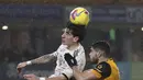 Bek Arsenal, Hector Bellerin melompat untuk melakukan sundulan saat berebut bola dengan penyerang Wolverhampton Wanderers, Pedro Neto pada pekan ke-22 Liga Inggris di stadion Mollineux, Rabu (3/2/2021) dini hari WIB. Arsenal harus pulang dengan tangan hampa usai kalah 1-2. (Cath Ivill/Pool via AP)