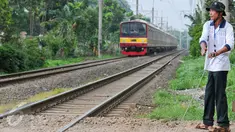 Akibat tidak adanya penjaga perlintasan kereta api, Muhamad Ali warga Pondok Cina berinisiatif untuk mejaga pos jaga perlintasan kereta api yang dibuat secara swadaya, Depok, Minggu (13/12/2015). (Liputan6.com/Yoppy Renato)