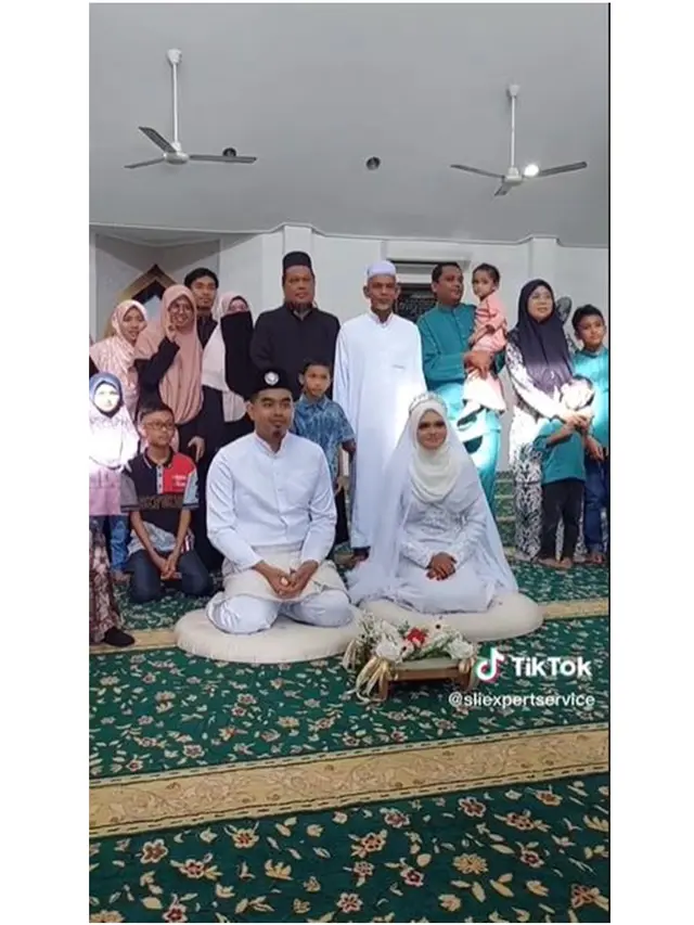 Pasangan Ini Melangsungkan Akad Nikah Pakai Bahasa Isyarat, Penuh Haru Bahagia