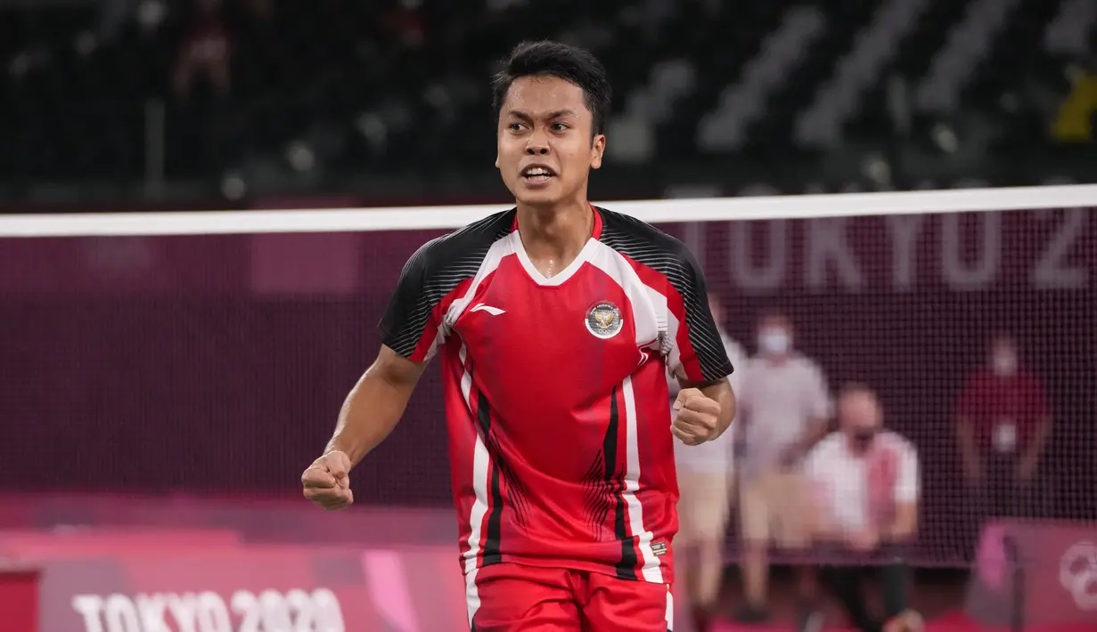 Pebulutangkis Indonesia Anthony Sinisuka Ginting berselebrasi usai mengalahkan Anders Antonsen dari Denmark pada perempat final tunggal putra Badminton Olimpiade Tokyo 2020 di Tokyo, Jepang, Sabtu (31/7/2021). Anthony  Ginting menang atas Antonsen 21-18, 15-21, 21-18. (AP Photo/Markus Schreiber)
