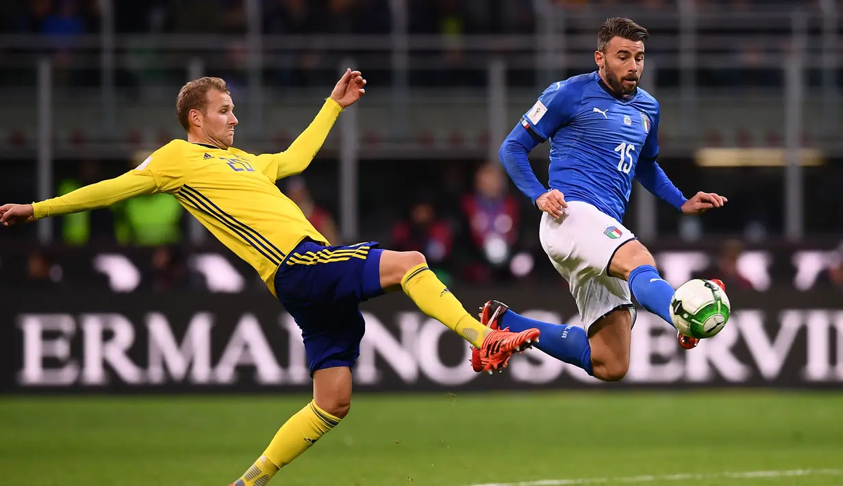 Andrea Barzagli (kanan) memutuskan pensiun usai melawan Swedia. Barzagli pernah merasakan trofi Piala Dunia pada 2006 bersama timnas Italia dan telah tampil sebanyak 73 kali untuk Gli Azzurri. (AFP/Marco Bertolrello)