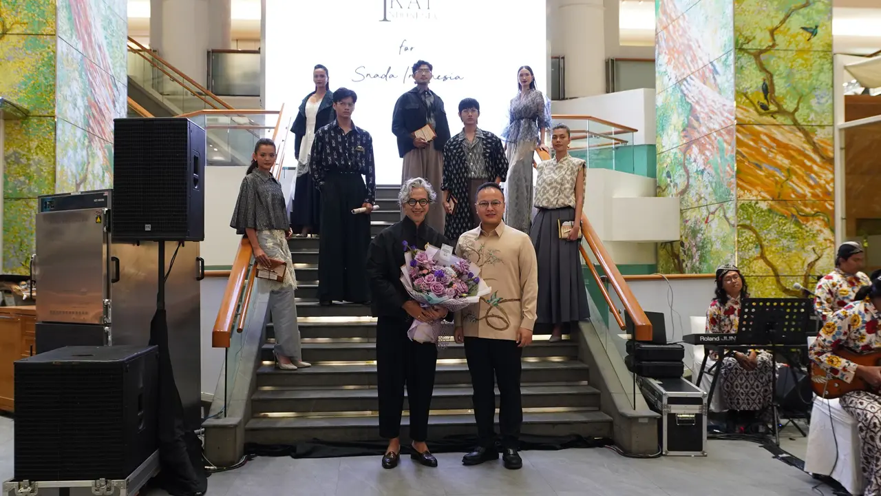 Snada Indonesia 2025 menyatukan musik dan budaya lewat sentuhan IKAT Indonesia by Didiet Maulana.