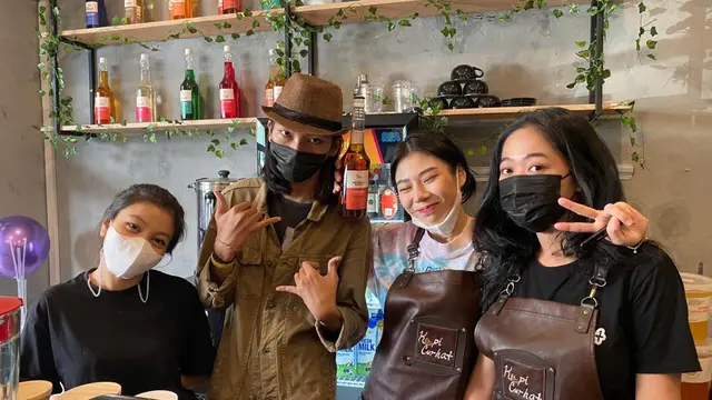 Selb TikTok yang hadir di acara pembukaan cabang ketiga Kopi Curhat
