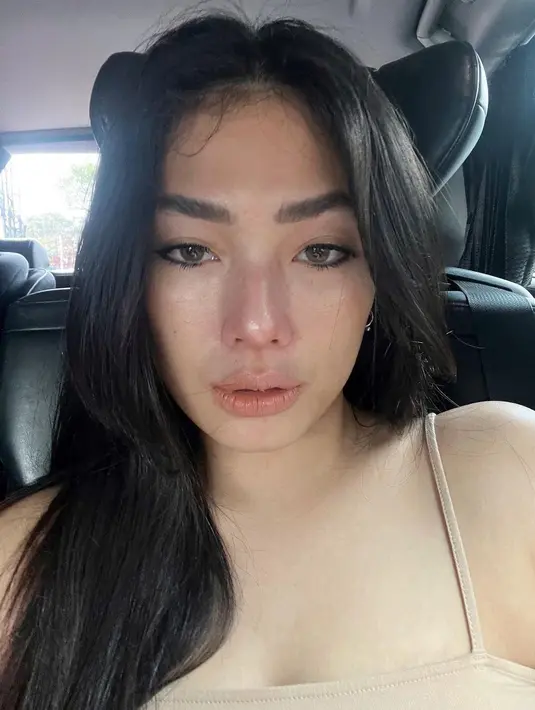 Gimana nih gaya Nabila Putri tanpa motor gedenya? Tetap menawan banget bukan? (FOTO: instagram.com/nabilabylla/)
