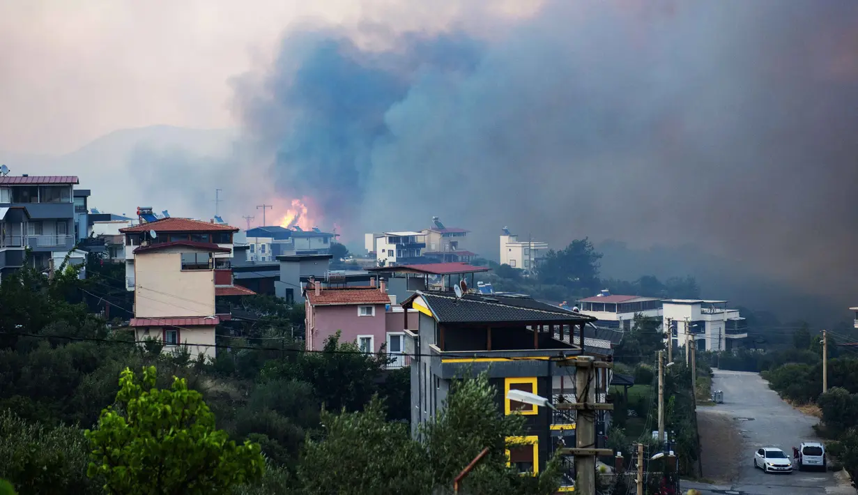 Para petugas pemadam kebakaran berjuang keras untuk memadamkan api yang semakin berkobar akibat hembusan angin kencang di wilayah tersebut. (Ahmet Ayberk Cimen/AFP)