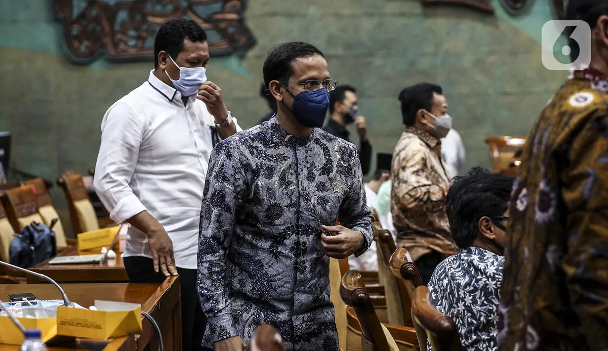 Mendikbud Nadiem Makarim saat rapat kerja dengan Komisi X DPR di Kompleks Parlemen Senayan, Jakarta, Senin (16/11/2020). Rapat membahas evaluasi program belajar dari rumah terkait subsidi kuota internet serta isu-isu kesiapan rekrutmen guru honorer tahun 2021. (Liputan6.com/Johan Tallo)
