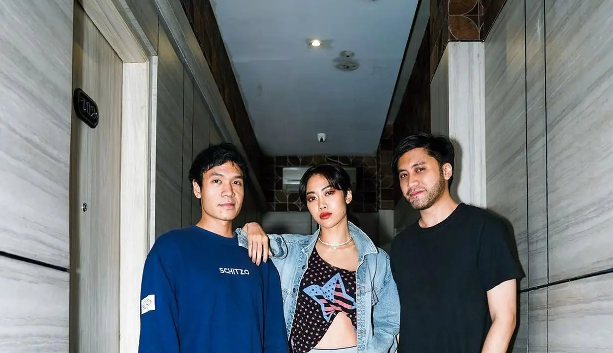 <p>Widi Vierratale mengenakan setelan denim saat manggung. Ia mengenakan inner polkadot yang dipadukan dengan ripped jeans dan jaket denim. [instagram/widikidiwdkdw]</p>