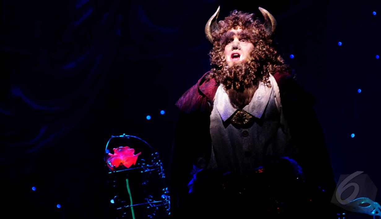 Seorang pangeran sedang meratapi nasibnya yang dikutuk menjadi buruk rupa dalam ‘Beauty and The Beast The Original Broadway Musical Spectaculer’, Ciputra Artpreneur, Jakarta (26/5/2015). (Liputan6.com/Faisal R Syam)