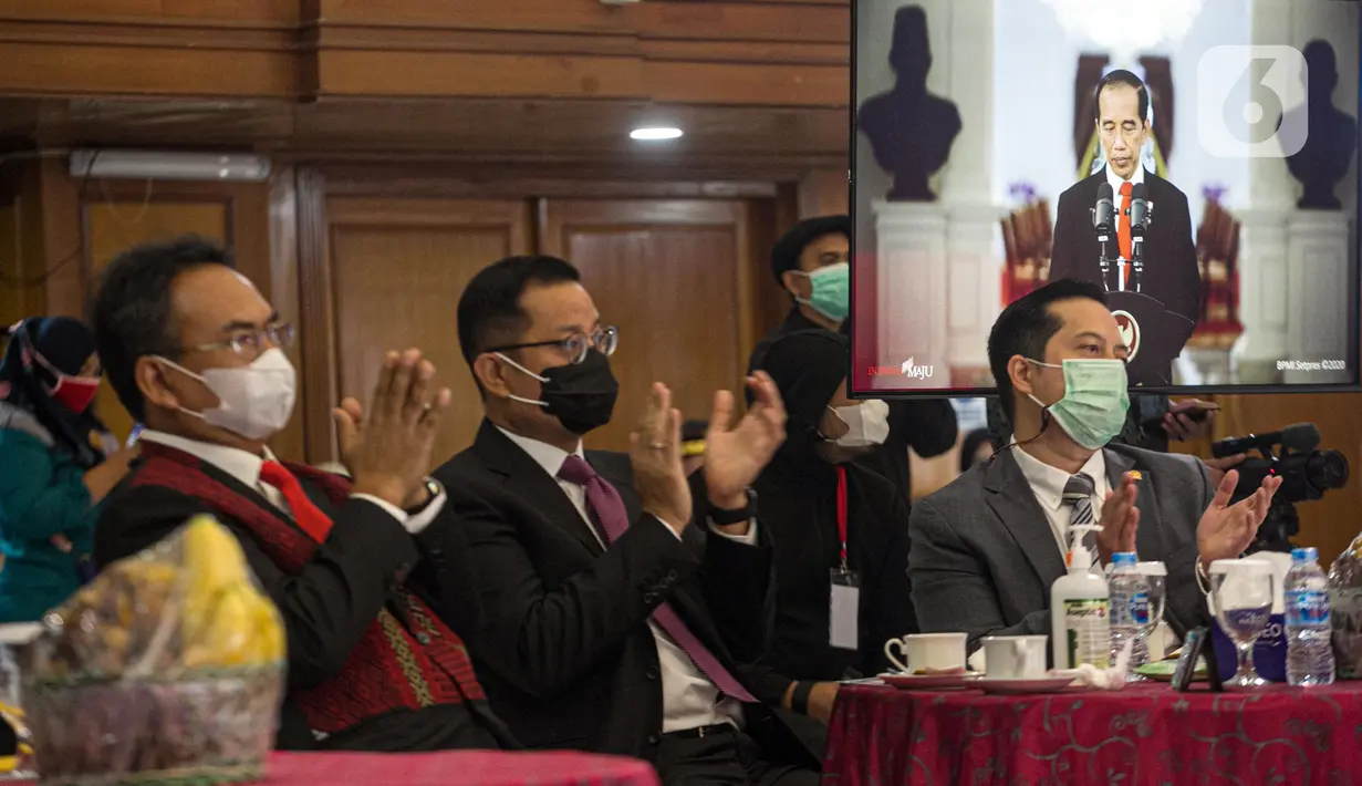 Peserta bertepuk tangan pada pembukaan Hari Disabilitas Internasional di Gedung Kemensos, Jakarta, Kamis (3/12/2020). Acara bertema Membangun Kembali Kehidupan yang Lebih Baik, Lebih Inklusif, Lebih Berkelanjutan di Masa Pandemi Covid-19. (Liputan6.com/Faizal Fanani)