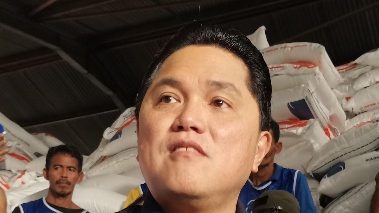 Momen Erick Thohir Ajak Nobar Bola Kuli Panggul saat Sidak Beras di Pasar Induk Cipinang
