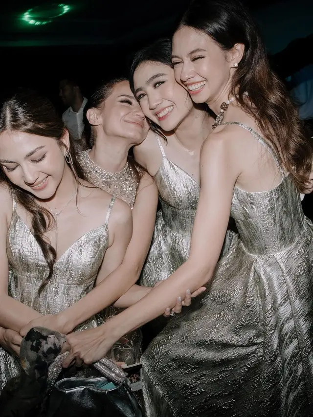 6 Potret Kompak Geng Blackpunk di Rangkaian Pernikahan Jessica Mila dan Enzy Storia
