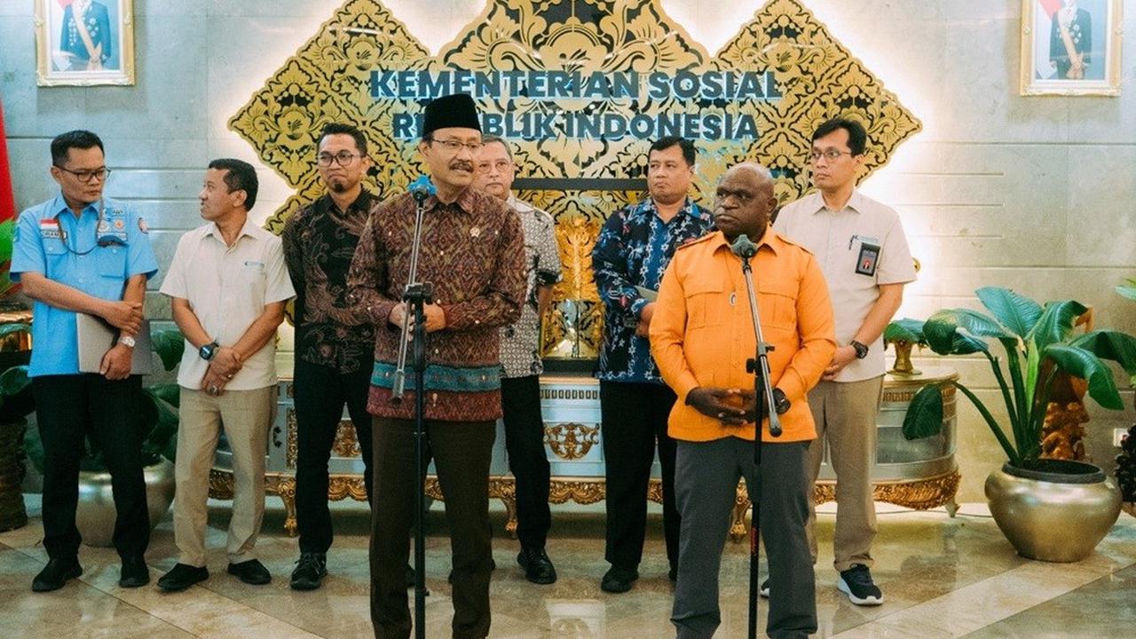 Menteri Hak Asasi Manusia (HAM) Natalius Pigai bertemu dengan Menteri Sosial Saifullah Yusuf (Gus Ipul) di Kantor Kemensos