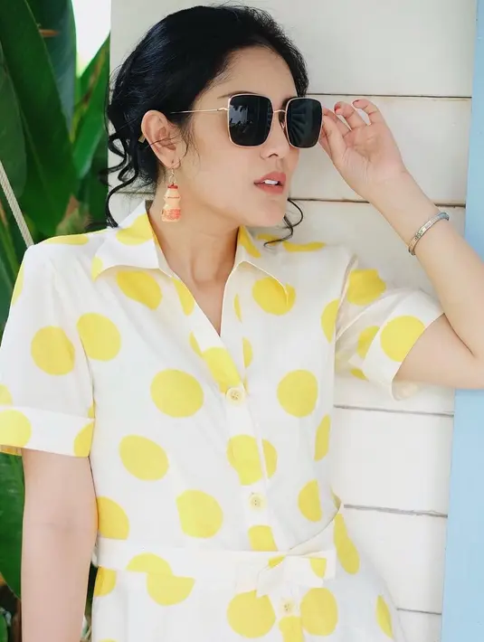 Bukan hanya gaya busananya, namun aksesoris yang dipakai Nindy juga sangat unik. Coba lihat, dengan busananya yang berwarna terang, Nindy memakai anting berbentuk botol minuman. (Instagram/nindyparasadyharsono)