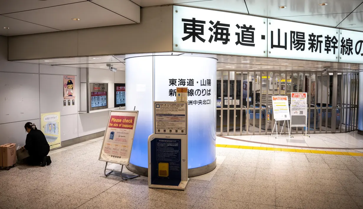 <p>Operasional kereta cepat antara Tokyo dan Nagoya ditangguhkan karena badai Shanshan yang menerjang Jepang. (Philip FONG/AFP)</p>