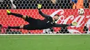 Rui Patricio - Pemain Portugal ini melakukan cleansheet sebanyak enam kali sepanjang putaran final Piala Eropa. Ia bermain sebanyak 1200 menit pada Euro 2008,2012, dan 2016 dan mencatat sembilan kali kebobolan. (Foto: AFP/Bertrand Langlois)