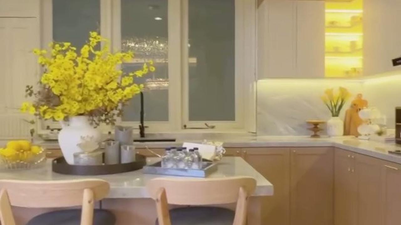 8 Potret Dapur Baru Olla Ramlan yang Elegan dan Cozy, Dilengkapi Chandelier yang Indah
